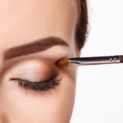 Richtig schminken – und dabei die Augengesundheit im Blick behalten